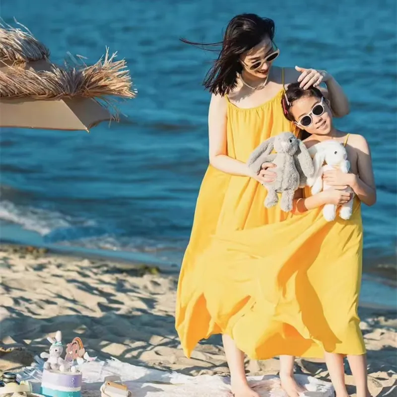 Baby Yellow Clothing Women - แม่และลูกสาวจับคู่ชายหาดสวมชุดแม่และเด็กสาวชุดสีเหลือง 2025 วันหยุดฤดูร้อนดูเสื้อผ้าผู้หญิงเสื้อคลุม